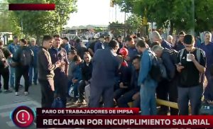 Los trabajadores de Impsa reclaman en la puerta de la empresa que le pagaron el 50% del sueldo