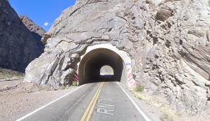 Accidente en Alta Montaña: un motociclista derrapó y chocó conta un paredón