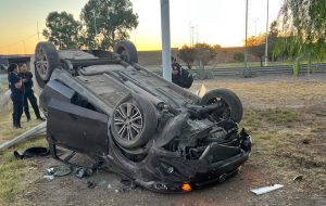 Volcó un auto y sus ocupantes escaparon: el vehículo era robado