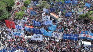 El Gobierno reglamentó el derecho de huelga en sectores clave y estalló la polémica con los gremios