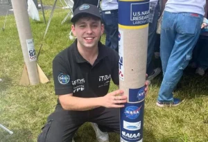 Emocionados hasta las lágrimas los padres saludaron al mendocino que triunfó en la NASA